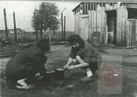 Kwiecień-Maj 1945, okolice Oberlangen, Niemcy.
Polskie kobiety-jeńcy wojenni po wyzwoleniu obozu jenieckiego Stalag VI C Oberlangen. 
Fot. NN, Studium Polski Podziemnej w Londynie