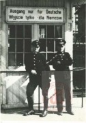 1940-1945, Generalne Gubernatorstwo.
Dwóch funkcjonariuszy Policji Polskiej Generalnego Gubernatorstwa (tzw. granatowa policja) przed wyjściem 