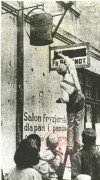 1939-1941, brak miejsca.
Zmiana polskich nazw na niemieckie. Na murze napis 