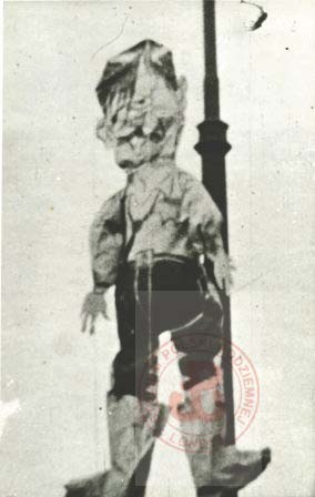 1944, Warszawa. 
Karykatura Adolfa Hitlera powieszonego na latarni przy ulicy Promyka 
Fot. NN, Studium Polski Podziemnej w Londynie
