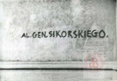 Wrzesień 1943, Warszawa. 
Napisana na murze nazwa ulicy (Aleja generała Władysława Sikorskiego), wykonana przez członków Organizacji Małego Sabotażu 