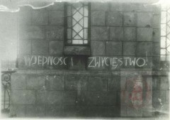 1940-1944, Warszawa. 
Napis na murze: 