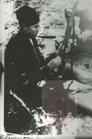 1939-1945, brak miejsca. 
Partyzant podczas czyści broń
Fot. NN, Studium Polski Podziemnej w Londynie