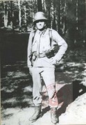 1939-1945, brak miejsca. 
Partyzant Armii Krajowej w lesie. 
Fot. NN, Studium Polski Podziemnej w Londynie