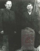 1939-1945, Gdynia.
Członek kierownictwa Tajnego Hufca Harcerzy, później Szarych Szeregów Edmund Śmierzchalski (od lewej) z ojcem. 
Fot. NN, Studium Polski Podziemnej w Londynie