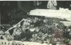 Sierpień 1944, brak miejsca.  
Pogrzeb dwóch członków Armii Krajowej. 
Fot. NN, Studium Polski Podziemnej w Londynie