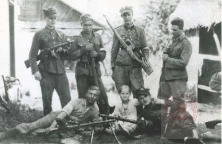 1943-1944, prawdopodobnie okolice Szepietówka 
Żołnierze z Oddziału Partyzanckiego Gzyms, będącego samodzielną częścią 27 Wołyńskiej Dywizji Piechoty Armii Krajowej. Po prawej stronie leży dowódca porucznik Franciszek Pukacki ps. 