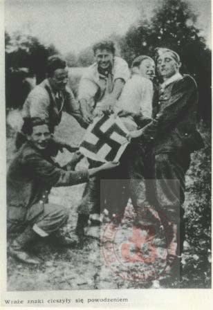 1940-1945, brak miejsca.  
Partyzanci znieważają nazistowską flagę. 
Fot. NN, Studium Polski Podziemnej w Londynie