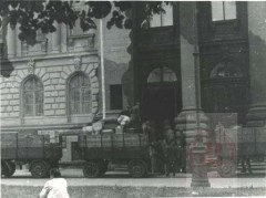 Lipiec 1944, Warszawa. 
Ewakuacja dzieł sztuki z warszawskiej 
