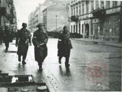 Sierpień-Październik 1944, Warszawa.
Powstańcy warszawscy.
Fot. NN, Studium Polski Podziemnej w Londynie