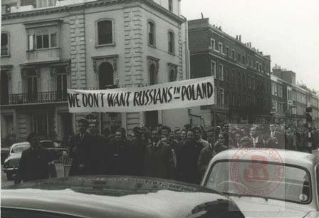22.04.1956, Londyn, Wielka Brytania.
Manifestacja Polonii brytyjskiej przeciw pozostawaniu Polski w radzieckiej strefie wpływów. Uczestnicy manifestacji niosą transparent z napisem 