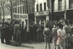 22.04.1956, Londyn, Wielka Brytania.
Manifestacja Polonii brytyjskiej, przeciw pozostawaniu Polski w radzieckiej strefie wpływów. Manifestanci niosą transparent z napisem 