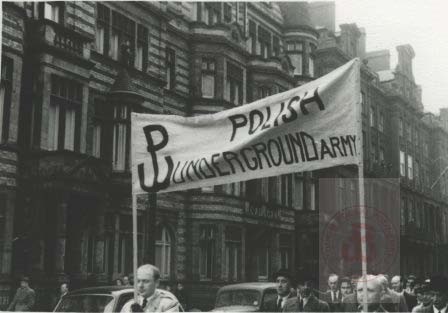 22.04.1956, Londyn, Wielka Brytania.
Manifestacja Polonii brytyjskiej, przeciw pozostawaniu Polski w radzieckiej strefie wpływów. Na pierwszym planie transparent z napisem 