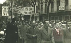 22.04.1956, Londyn, Wielka Brytania.
Manifestacja Polonii brytyjskiej przeciw pozostawaniu Polski w radzieckiej strefie wpływów. Manifestanci niosą transparent z napisem: 