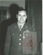 1944-1949, prawdopodobnie Wielka Brytania.
Pułkownik Karl Truesdell Junior odznaczony krzyżem Virtuti Militari 
Fot. NN, Studium Polski Podziemnej w Londynie