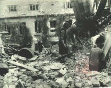1944-1945, Warszawa. 
Ludzie oczyszczający gruzowisko. 
Fot. NN, Studium Polski Podziemnej w Londynie