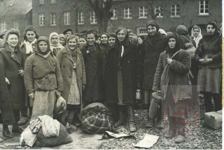 1945, brak miejsca.
Polki po wyzwoleniu z obozu jenieckiego. 
Fot. NN, Studium Polski Podziemnej w Londynie