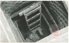 1943, Dössel, Niemcy.
Niemiecki żołnierz w wejściu do tunelu wykopanego w Oflagu VI B, przez który uciekli osadzeni tam polscy oficerowie. 
Fot. NN, Studium Polski Podziemnej w Londynie