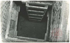 1943, Dössel, Niemcy.
Wejście do tunelu wykopanego w Oflagu VI B, przez który uciekli osadzeni tam polscy oficerowie. 
Fot. NN, Studium Polski Podziemnej w Londynie