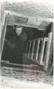 1943, Dössel, Niemcy.
Niemiecki żołnierz w wejściu do tunelu wykopanego w Oflagu VI B, przez który uciekli osadzeni tam polscy oficerowie. 
Fot. NN, Studium Polski Podziemnej w Londynie