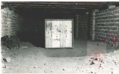 1943, Dössel, Niemcy.
Wejście do tunelu wykopanego w Oflagu VI B, przez który uciekli osadzeni tam polscy oficerowie. 
Fot. NN, Studium Polski Podziemnej w Londynie