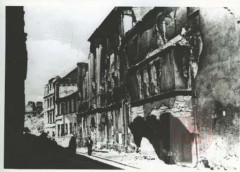 1945, Warszawa. 
Zniszczone kamienice na Starym Mieście. 
Fot. NN, Studium Polski Podziemnej w Londynie