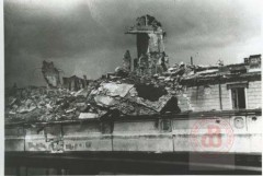 1945, Warszawa. 
Ruiny Zamku Królewskiego od strony Wisły. 
Fot. NN, Studium Polski Podziemnej w Londynie