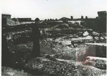 1945, Warszawa. 
Człowiek stojący nad dołem, w którym palono zwłoki ofiar masowych egzekucji. 
Fot. NN, Studium Polski Podziemnej w Londynie