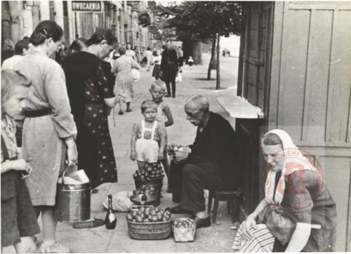 1940-1944, Warszawa. 
Uliczna sprzedaż owoców. 
Fot. NN, Studium Polski Podziemnej w Londynie