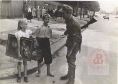 1940-1944, Warszawa. 
Niemiecki żołnierz rozmawia z dziećmi. 
Fot. NN, Studium Polski Podziemnej w Londynie