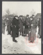 1944, okolice Wilna.
Żołnierze 3 Wileńskiej Brygady Armii Krajowej na zbiórce. Na pierwszym planie rozmawiają od lewej: porucznik Gracjan Fróg 
