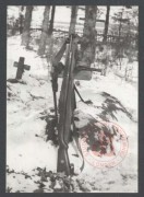Zima 1943/1944, Wileńszczyzna 
Mogiła żołnierza Armii Krajowej. Dla potrzeb fotografii zaopatrzona w broń. Brygada działała na Wileńszczyźnie, brała udział w akcji Burza i operacji 