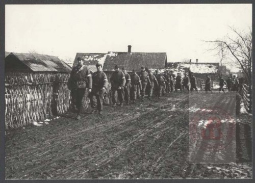 1944, okolice Wilna. 
Żołnierze 3 Wileńskiej Brygady Armii Krajowej opuszczają kwatery. Brygada działała na Wileńszczyźnie, brała udział w akcji Burza i operacji 