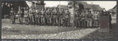1944, okolice Wilna. 
Żołnierze 3 Wileńskiej Brygady Armii Krajowej. Pluton Ciężkich Karabinów Maszynowych. W pierwszym szeregu od lewej stoją: 