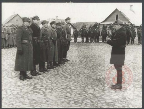 9.04.1944, Turgiele.
Komendant okręgu Wileńskiego Armii Krajowej podpułkownik Aleksander Krzyżanowski 