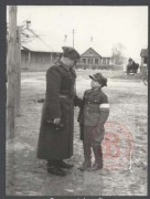 1944, Turgiele.
Dowódca 3 Wileńskiej Brygady porucznik Gracjan Fróg rozmawia z 