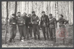 1944, okolice Wilna.
Żołnierze 3 Wileńskiej Brygady Armii Krajowej. Wśród nich członkowie rodziny Siemiaszków. Brygada działała na Wileńszczyźnie, brała udział w akcji Burza i operacji 