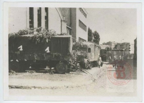 Sierpień 1944, Warszawa. 
Samochody zdobyte przez żołnierzy Zgrupowania 