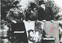 1945-1947, Wielka Brytania.
Na trybunie honorowej (od lewej) generał Władysław Anders, generał Tadeusz Bór-Komorowski.
Fot. NN, Studium Polski Podziemnej w Londynie