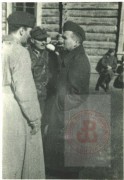 1941, ZSRR.
Współtworzący Armię Polską w ZSRR pułkownik Leopold Okulicki (3. od lewej) rozmawia z żołnierzami. Po wojnie skazany w 