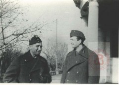 1941, ZSRR.
Współtwórca Armii Polskiej w ZSRR pułkownik Leopold Okulicki (1. z lewej) rozmawia z żołnierzem. Po wojnie skazany w 