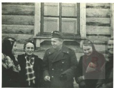 1941, ZSRR.
Pułkownik Leopold Okulicki (w środku) w towarzystwie kobiet. Po wojnie skazany w 