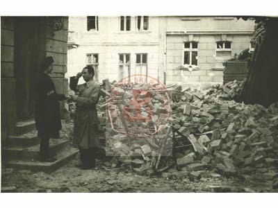 Sierpień lub wrzesień 1944, Warszawa, Polska.
Łączniczka prawdopodobnie z 3. Batalionu Pancernego Armii Krajowej 