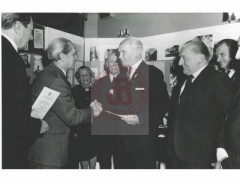 1974, Londyn, Anglia, Wielka Brytania.
Członek Rady Najwyższej Koła byłych żołnierzy Armii Krajowej gen. Tadeusz Pełczyński (2. z prawej) na otwarciu wystawy 