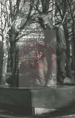 Po 1980, Kołobrzeg, woj. koszalińskie, Polska. 
Pomnik z brązu odsłonięty 13 lipca 1980 roku zaprojektował i wykonał plastyk Adolf Cogiel z Wrocławia. Znajdujący się przy ul. W. Sikorskiego monument przedstawia klęczącą dziewczynę - sanitariuszkę, ubraną w żołnierski mundur z przewieszoną przez ramię torbą, która udziela pomocy rannemu żołnierzowi. 
Fot. NN, Studium Polski Podziemnej w Londynie
