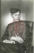 1939-1945, brak miejsca.
Żołnierz Armii Czerwonej pozuje do zdjęcia. Na obu rękach widoczne zegarki.
Fot. NN, Studium Polski Podziemnej w Londynie