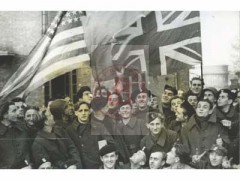 Listopad 1944, Francja.
Prawdopodobnie francuscy mężczyźni wyzwoleni spod okupacji niemieckiej wstępują do wojsk alianckich. Na zdjęciu żołnierze pozują na tle flag brytyjskiej i amerykańskiej.
Fot. NN, Studium Polski Podziemnej w Londynie