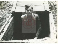 Kwiecień 1944, brak miejsca.
Żołnierz z oddziału partyzanckiego Armii Krajowej wychodzi z bunkra ukrytego w lesie.
Fot. NN, Studium Polski Podziemnej w Londynie 
