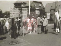 Maj 1982, Kopenhaga, Dania.
Polacy demonstrują przed ambasadą Polskiej Rzeczpospolitej Ludowej. 
Fot. NN, Studium Polski Podziemnej w Londynie