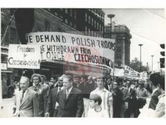 Sierpień 1968, Londyn, Anglia, Wielka Brytania.
Polacy demonstrują przeciwko interwencji zbrojnej wojsk Układu Warszawskiego w Czechosłowacji, w których wzięły również udział oddziały ludowego Wojska Polskiego.
Fot. NN, Studium Polski Podziemnej w Londynie
